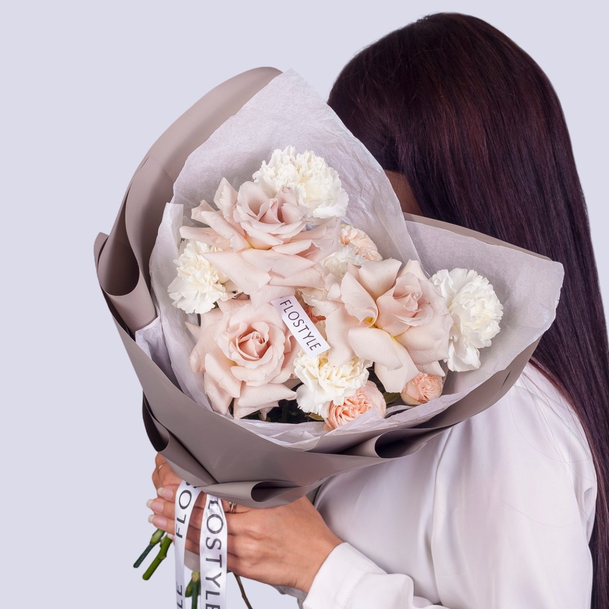 Кремовая французская роза и белый диантус